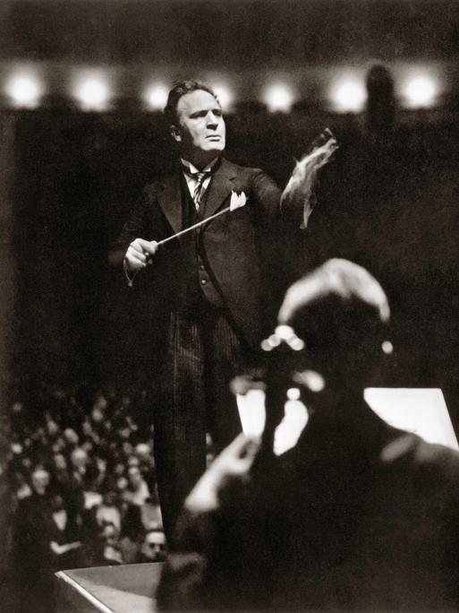 Bruno Walter dirigiert in Berlin - zu sehen auf einem Schwarzweißfoto aus etwa dem Jahr 1929. Bruno Walter dirigiert in Berlin - zu sehen auf einem Schwarzweißfoto aus etwa dem Jahr 1929.