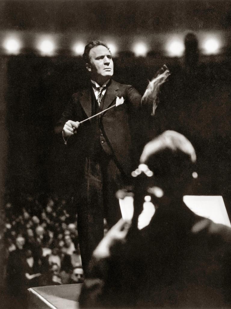 Bruno Walter dirigiert in Berlin - zu sehen auf einem Schwarzweißfoto aus etwa dem Jahr 1929. Bruno Walter dirigiert in Berlin - zu sehen auf einem Schwarzweißfoto aus etwa dem Jahr 1929.