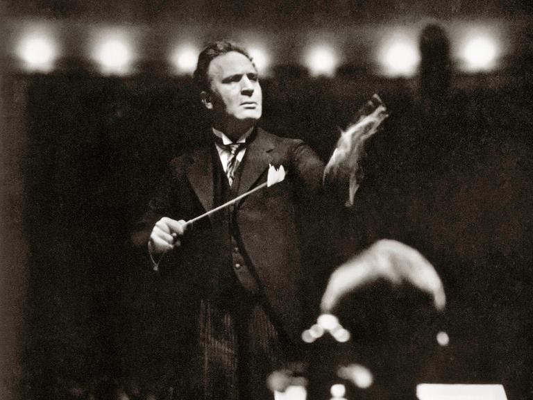 Bruno Walter dirigiert in Berlin - zu sehen auf einem Schwarzweißfoto aus etwa dem Jahr 1929. Bruno Walter dirigiert in Berlin - zu sehen auf einem Schwarzweißfoto aus etwa dem Jahr 1929.