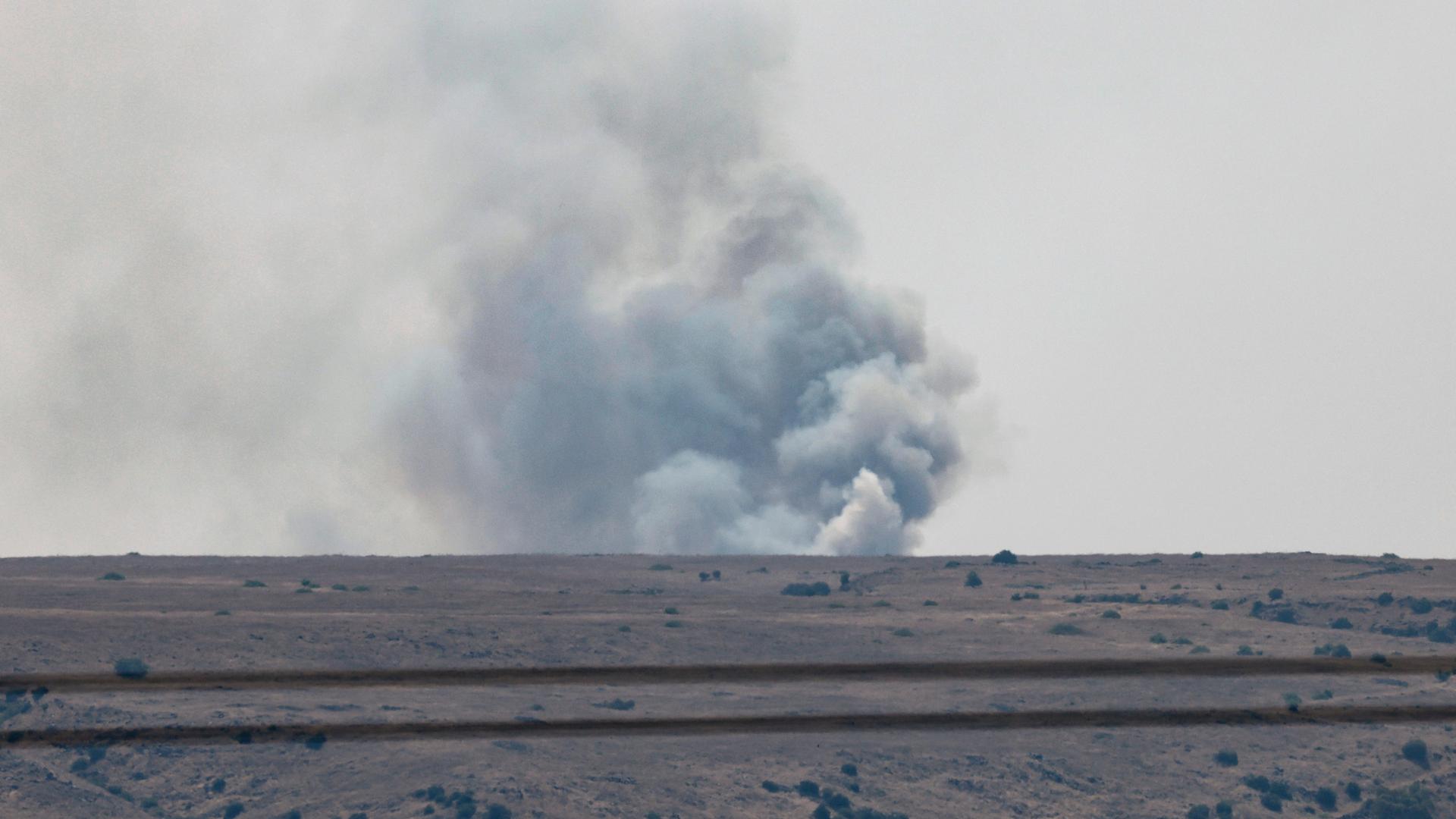 Rauch von einer Rakete steigt über den Golanhöhen auf.