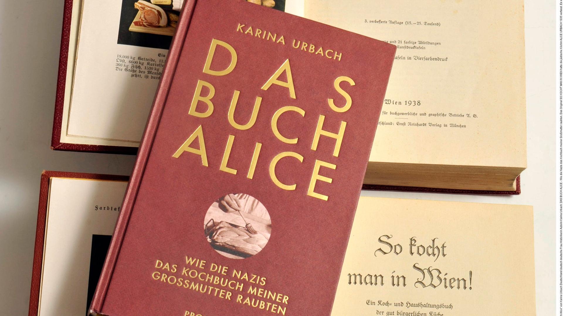 Karina Urbachs Buch "Das Buch Alice" über das Leben und Wirken ihrer Großmutter liegt aufgeschlagen auf dem annektierten Kochbuch von Alice Urbach.