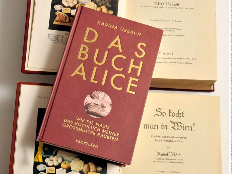 Karina Urbachs Buch "Das Buch Alice" über das Leben und Wirken ihrer Großmutter liegt aufgeschlagen auf dem annektierten Kochbuch von Alice Urbach.