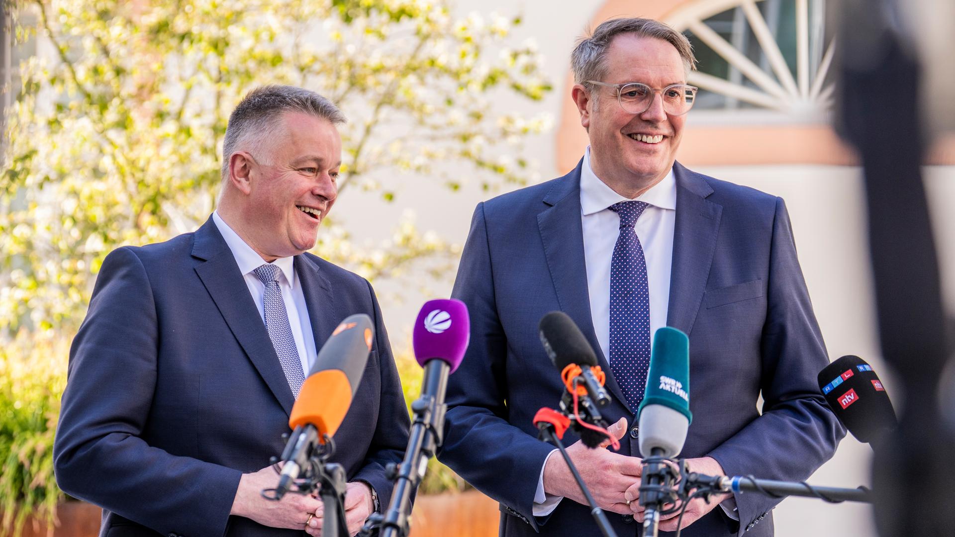 Gordon Schnieder (CDU), Spitzenkandidat und Wahlsieger der zurückliegenden Landtagswahl in Rheinland-Pfalz, und Alexander Schweitzer (SPD), Ministerpräsident von Rheinland-Pfalz, bei einer Pressekonferenz vor Journalisten. 