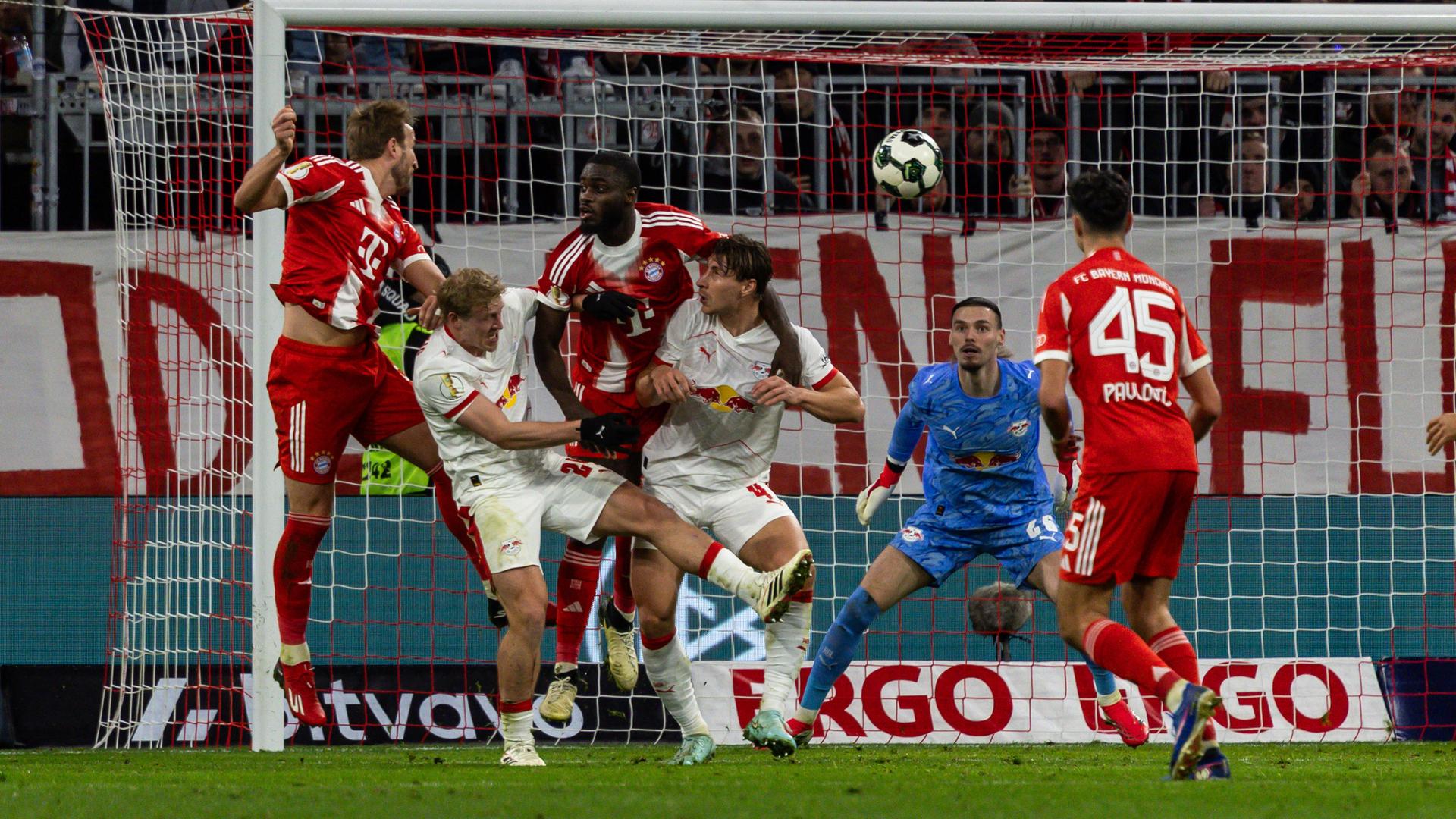 DFB-Pokal, Viertelfinale: FC Bayern München gegen RB Leipzig; Spieler beider Mannschaften kämpfen vor einem Tor um den Ball.