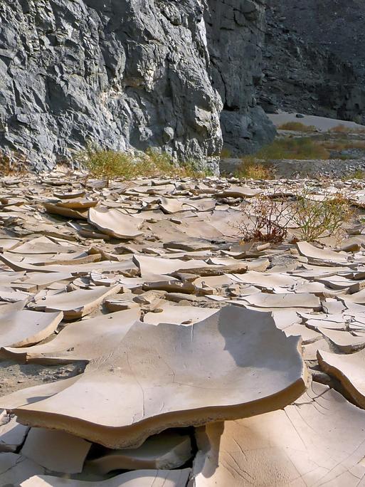 Trockenes Flussbett mit zerbrochenem, lehmartigem Boden in einer Wüstenumgebung in Ägypten. Trockenes Flussbett mit zerbrochenem, lehmartigem Boden in einer Wüstenumgebung in Ägypten.