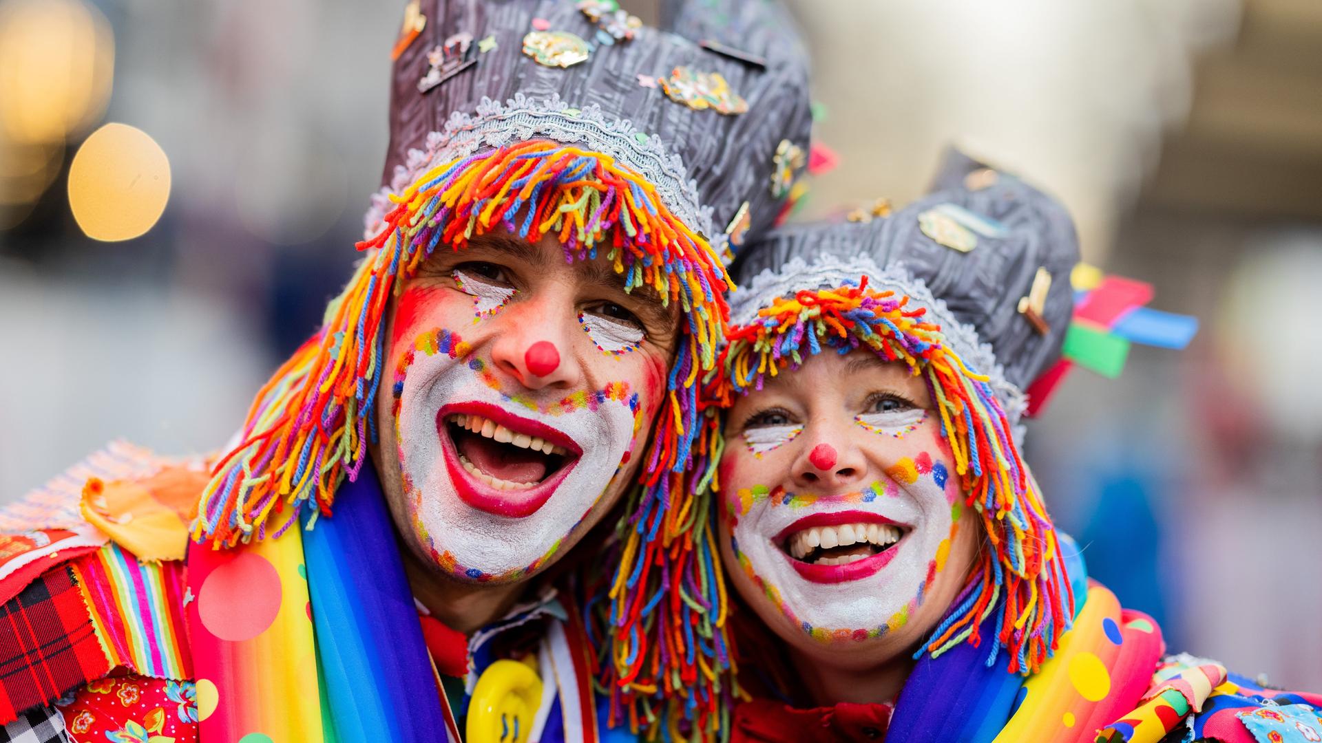 Karnevalisten feiern an Weiberfastnacht die Eröffnung des Straßenkarnevals auf dem Alter Markt.