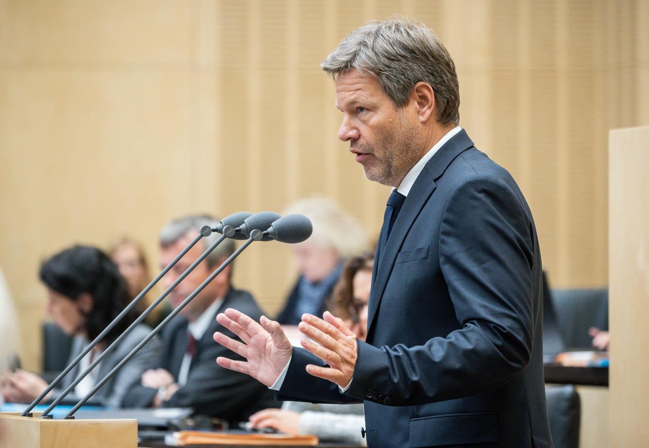 Robert Habeck (Bündnis 90/Die Grünen), Bundesminister für Wirtschaft und Klimaschutz, bei einer Rede im Bundesrat