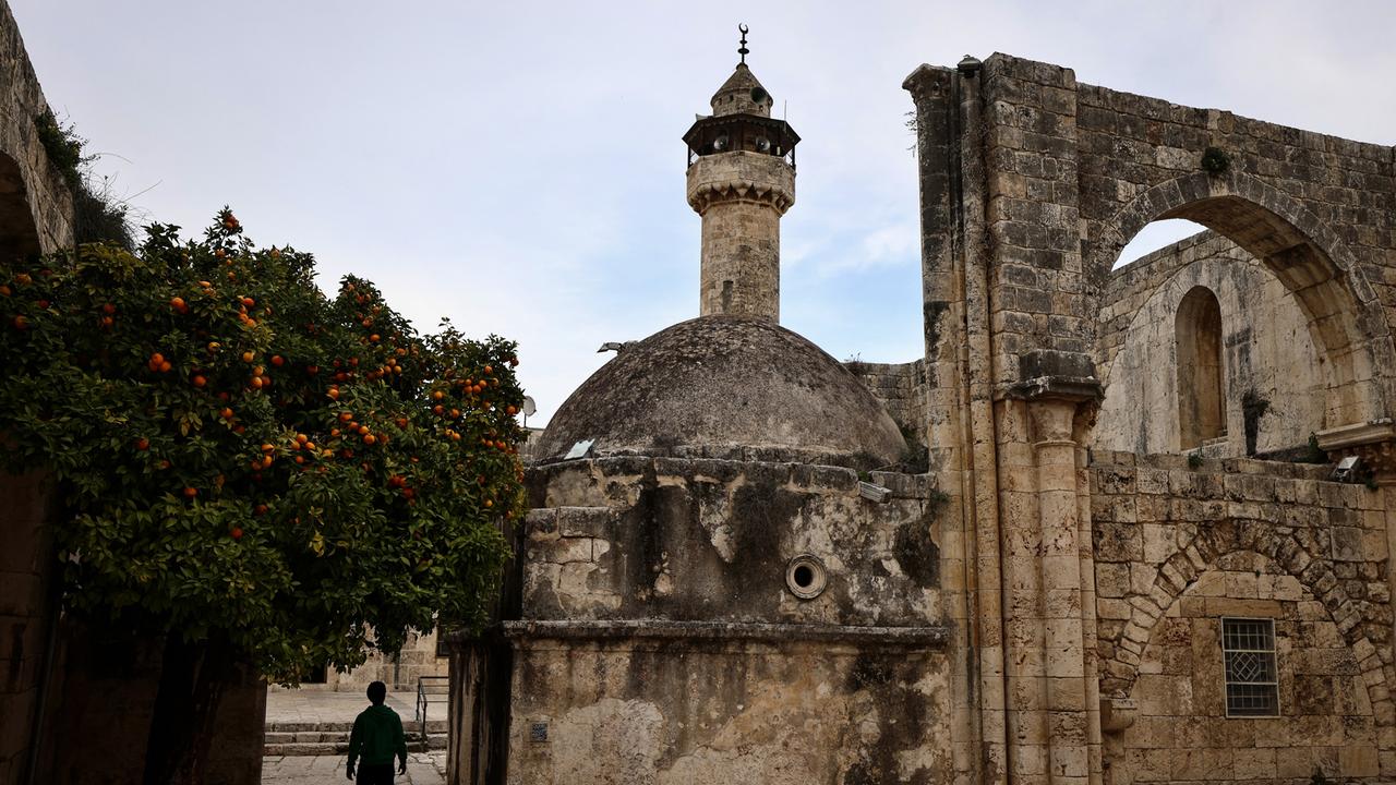 Ein junger Mann geht am 12. Februar 2026 durch die alte, historische Moschee im Dorf Sebastia westlich der in der besetzten Westbank gelegenen Stadt Nablus.