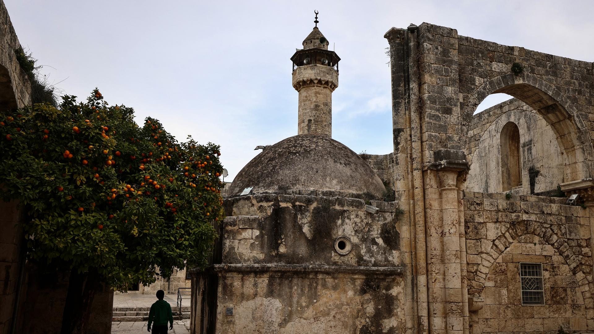 Ein junger Mann geht am 12. Februar 2026 durch die alte, historische Moschee im Dorf Sebastia westlich der in der besetzten Westbank gelegenen Stadt Nablus.
