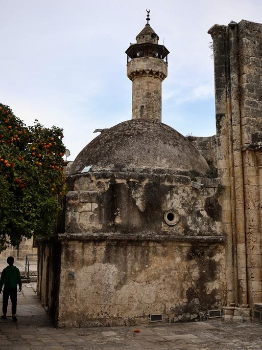 Ein junger Mann geht am 12. Februar 2026 durch die alte, historische Moschee im Dorf Sebastia westlich der in der besetzten Westbank gelegenen Stadt Nablus.
