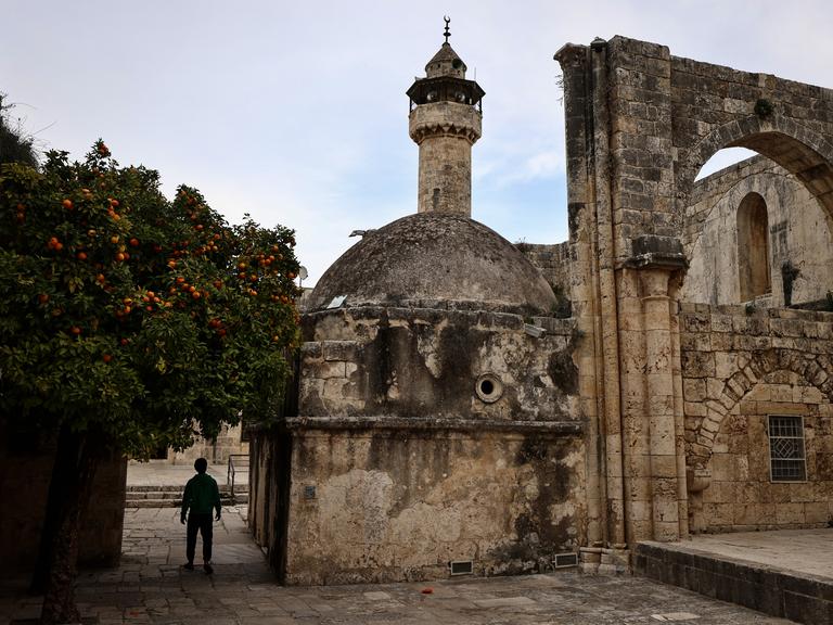 Ein junger Mann geht am 12. Februar 2026 durch die alte, historische Moschee im Dorf Sebastia westlich der in der besetzten Westbank gelegenen Stadt Nablus.