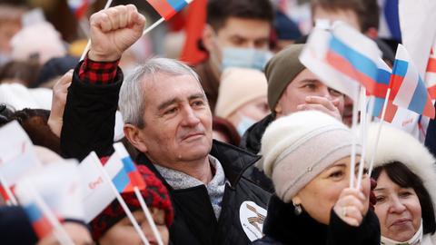 Menschen mit Russlandfahnen in Moskau