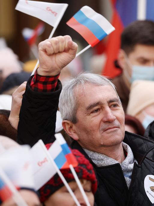Menschen mit Russlandfahnen in Moskau