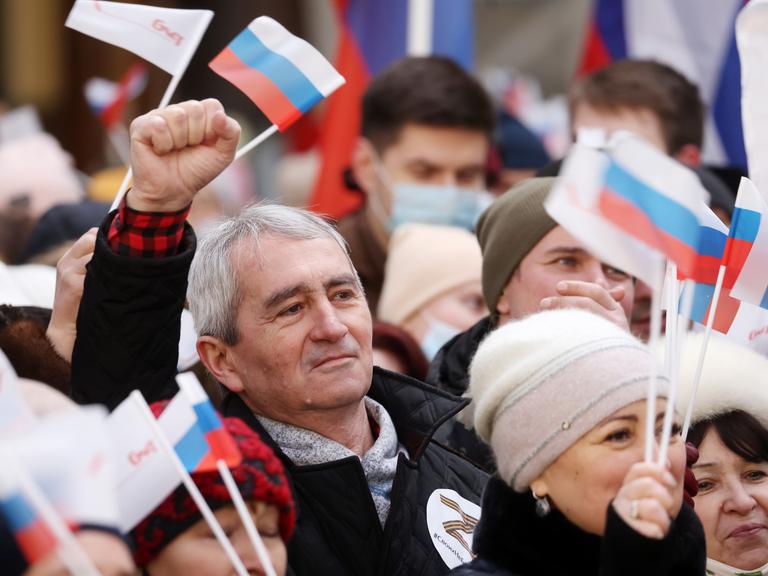 Menschen mit Russlandfahnen in Moskau