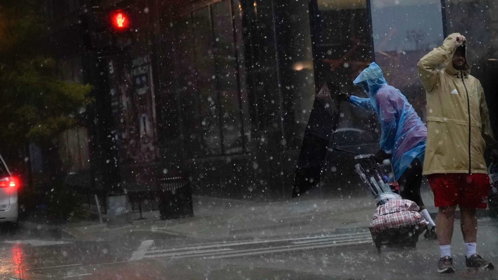 Das Foto zeigt Menschen in Regenkleidung bei einem Sturm in Washington.