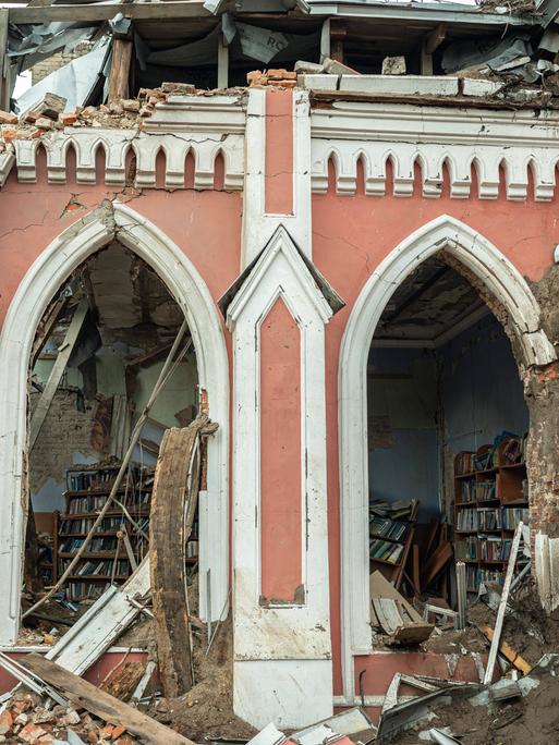 Das Gebäude der Bibliothek in Tschernihiw ist schwer beschädigt und halb eingefallen.