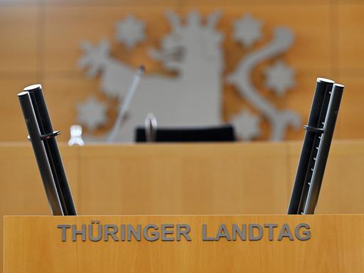 Blick auf das leere Rednerpult im Plenarsaal des Thüringer Landtags. 