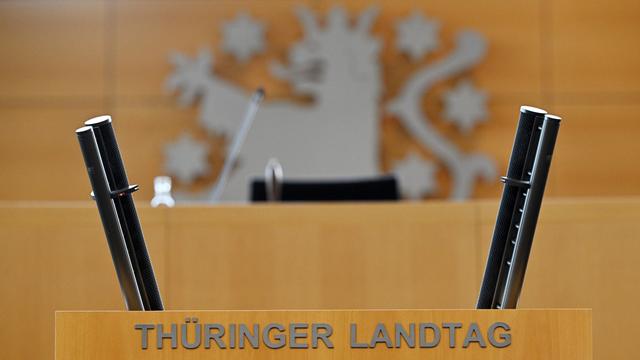 Blick auf das leere Rednerpult im Plenarsaal des Thüringer Landtags. 