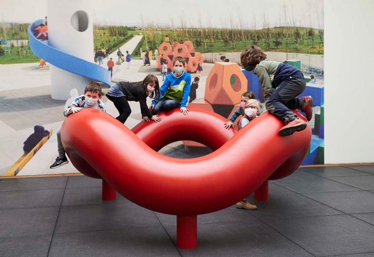 Kinder der Gemeinschaftsgrundschule Diesterweg auf der "Play Sculpture 1965/2021" von Isamu Noguchi Kinder der Gemeinschaftsgrundschule Diesterweg auf der "Play Sculpture 1965/2021" von Isamu Noguchi