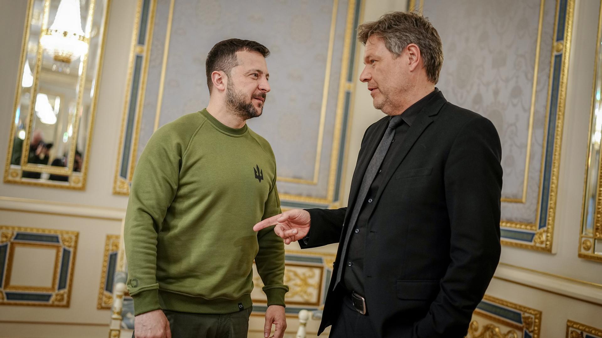 Wolodymyr Selenskyj (links), Präsident der Ukraine, empfängt Vizekanzler Robert Habeck (Bündnis 90/Die Grünen) im Präsidentenpalast. Beide stehen nebeneinander und unterhalten sich.