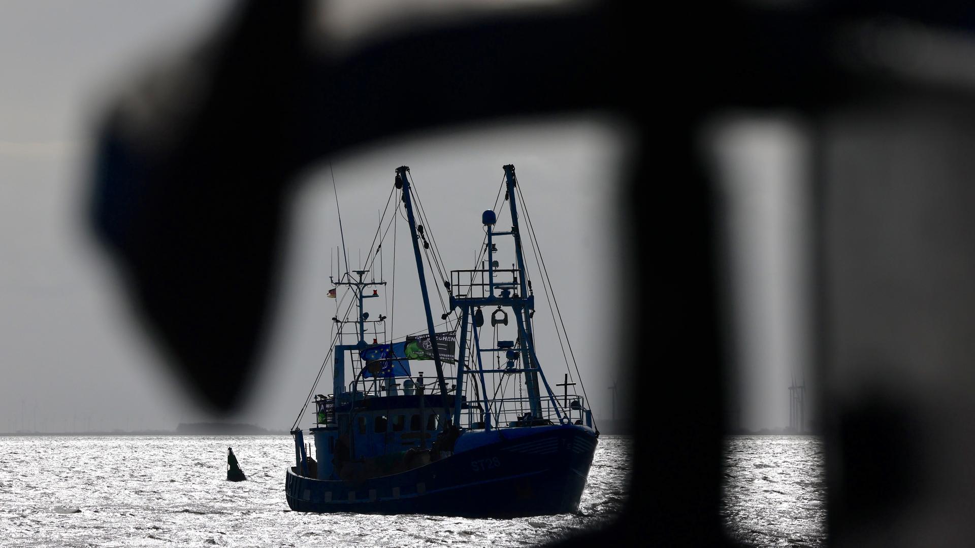 Ein Fischerboot fährt auf der Nordsee.