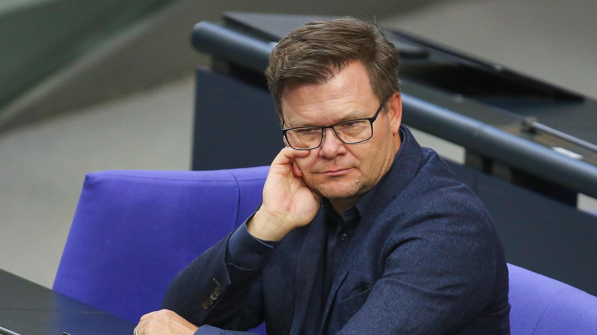 Carsten Schneider (SPD) sitzt im Deutschen Bundestag, er stützt das Kinn auf die rechte Hand. Carsten Schneider (SPD) sitzt im Deutschen Bundestag, er stützt das Kinn auf die rechte Hand.