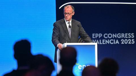 Friedrich Merz bei seiner Rede auf dem EVP-Parteitag in Valencia.