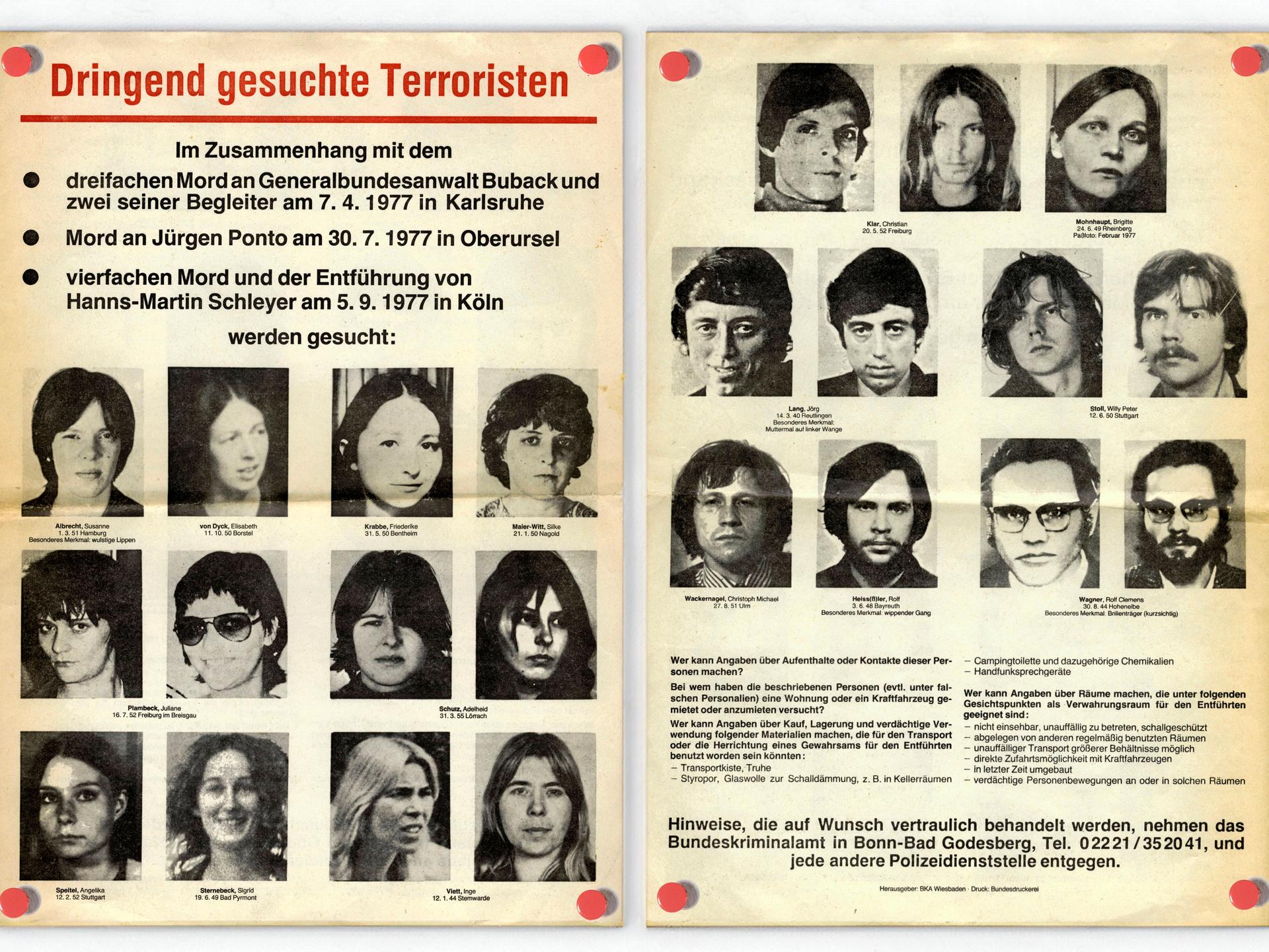 Schwarzweißes RAF-Fahndungsplakat von 1977 mit den Gesichtern gesuchter Terroristen