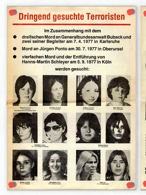 Schwarzweißes RAF-Fahndungsplakat von 1977 mit den Gesichtern gesuchter Terroristen