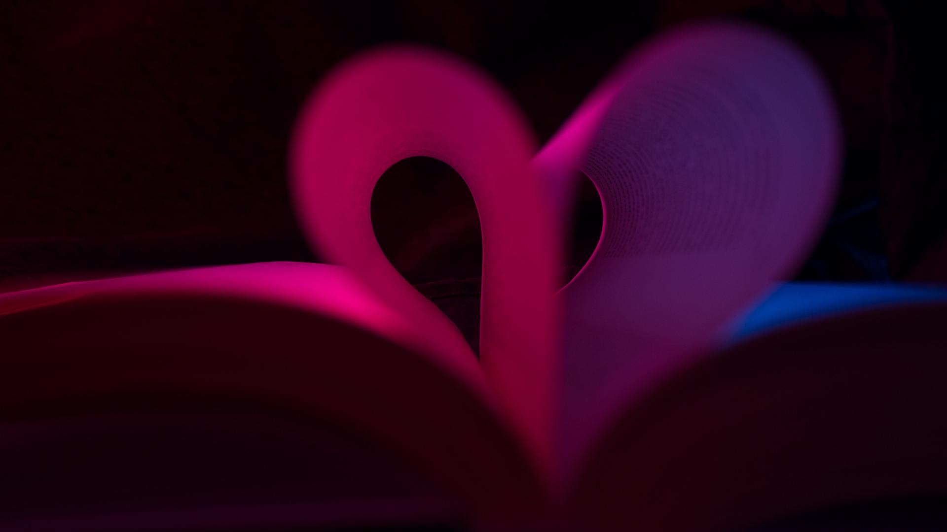 Illustration: Buch mit Seiten in Herzform. Dunkler Hintergrund Illustration: Buch mit Seiten in Herzform. Dunkler Hintergrund