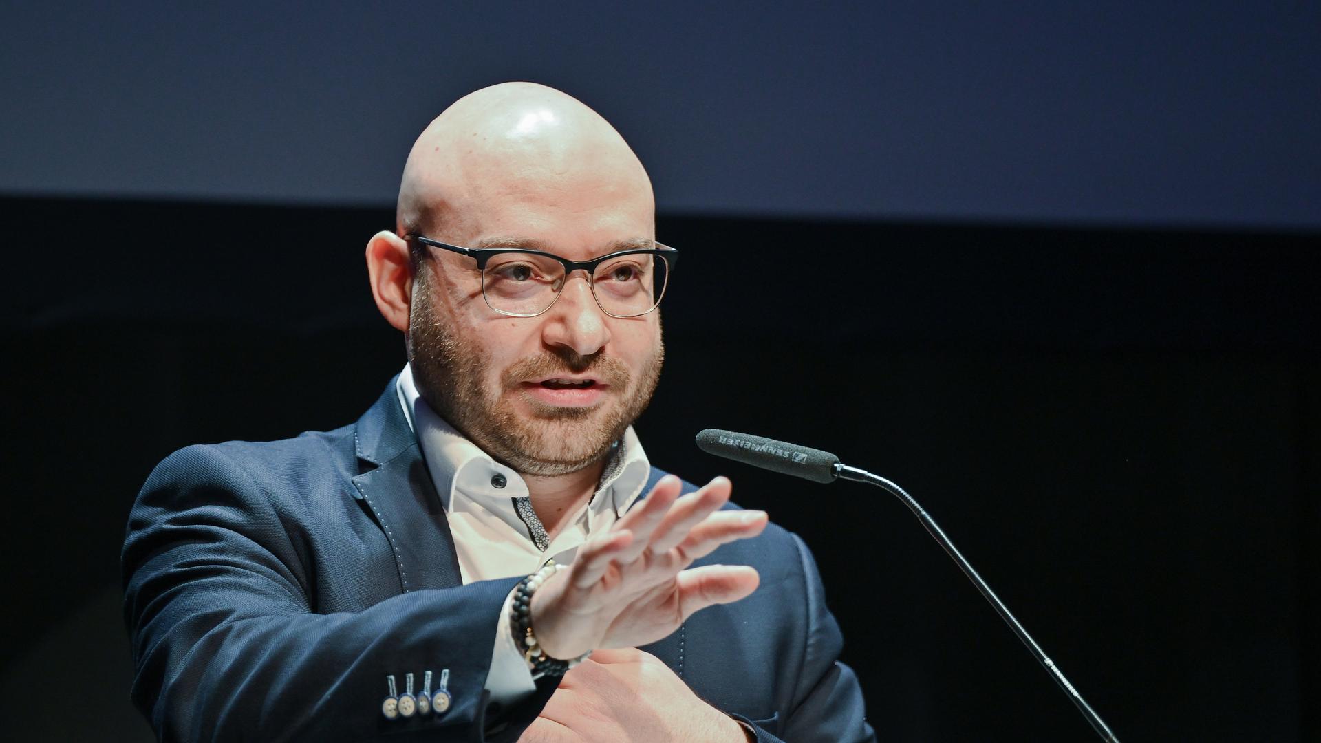 René Wilke, Oberbürgermeister der Stadt Frankfurt (Oder), spricht und gestikuliert auf einer Gesprächsveranstaltung. René Wilke, Oberbürgermeister der Stadt Frankfurt (Oder), spricht und gestikuliert auf einer Gesprächsveranstaltung.