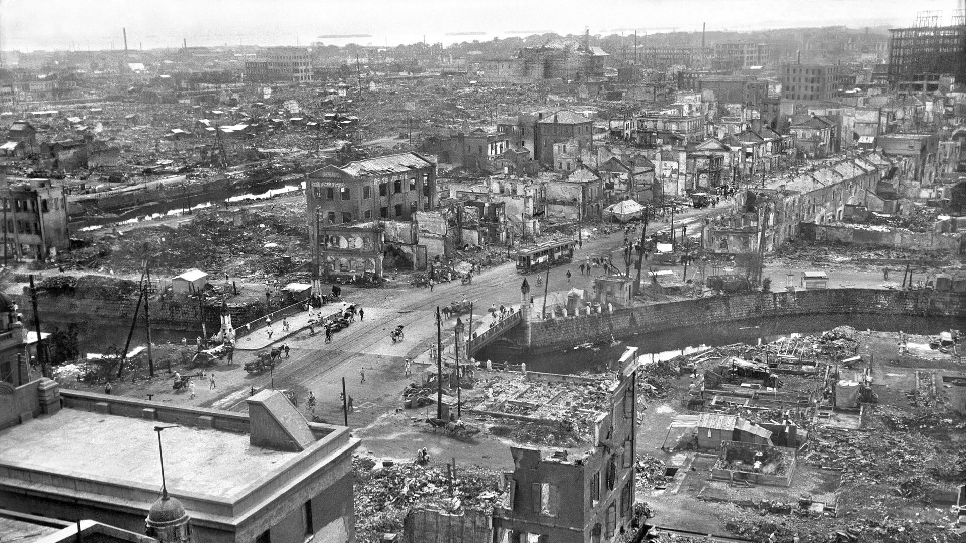 Das undatierte Foto zeigt Tokio nach dem Großen Kanto-Erdbeben im September 1923. Zu sehen sind zerstörte Häuser und Trümmer. Das undatierte Foto zeigt Tokio nach dem Großen Kanto-Erdbeben im September 1923. Zu sehen sind zerstörte Häuser und Trümmer.