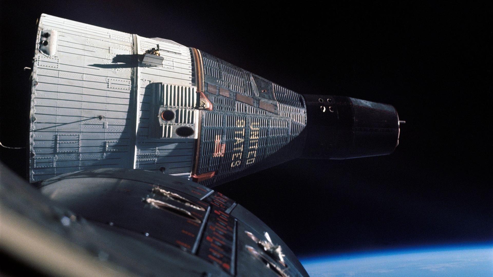 Gemini 6 und 7 (hinten) während der engen Annäherung in der Umlaufbahn.