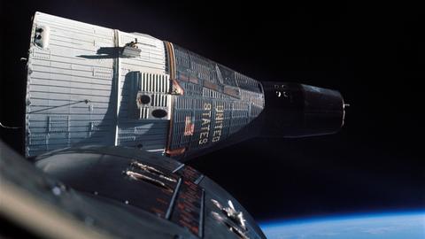 Gemini 6 und 7 (hinten) während der engen Annäherung in der Umlaufbahn.