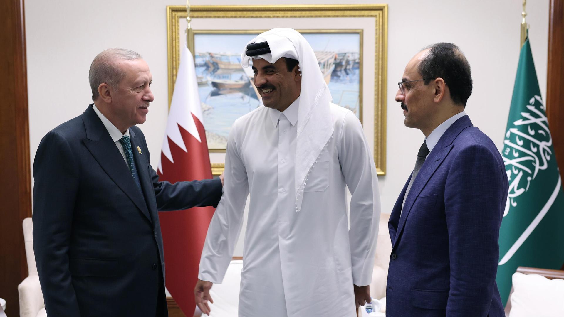 Auf dem Bild sind drei Männer zu sehen, die vor zwei Flaggen stehen. Sondergipfel der Arabischen Liga und der Organisation für Islamische Zusammenarbeit (OIC) am 15. September 2025.