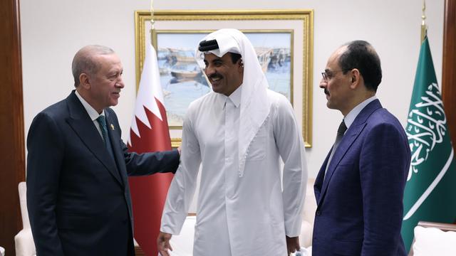 Auf dem Bild sind drei Männer zu sehen, die vor zwei Flaggen stehen. Sondergipfels der Arabischen Liga und der Organisation für Islamische Zusammenarbeit (OIC) am 15. September 2025.
