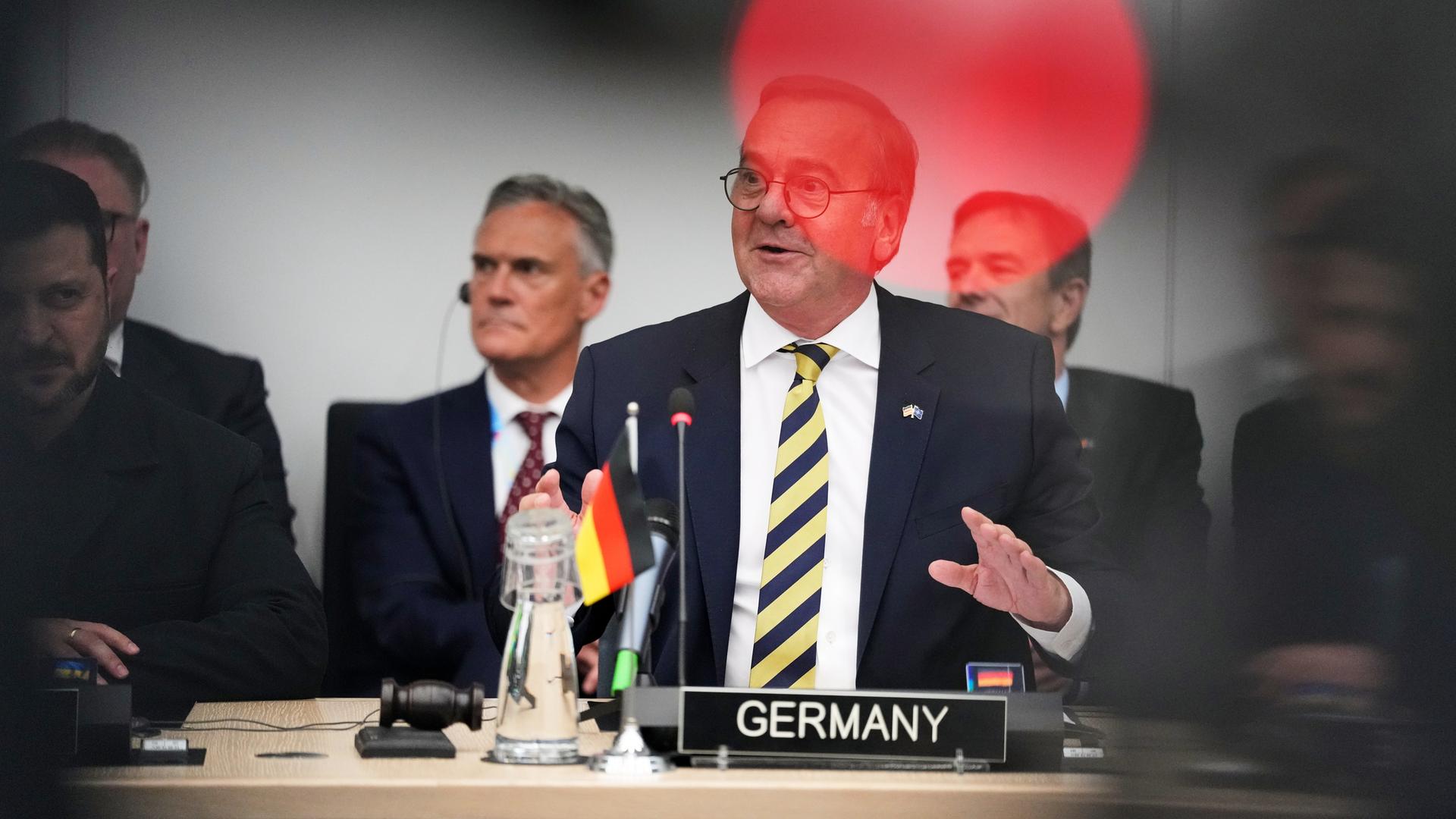 Verteidigungsminister Boris Pistorius (SPD) spricht während einer Sitzung der Ukraine-Kontaktgruppe im Nato-Hauptquartier in Brüssel. Verteidigungsminister Boris Pistorius (SPD) spricht während einer Sitzung der Ukraine-Kontaktgruppe im Nato-Hauptquartier in Brüssel.