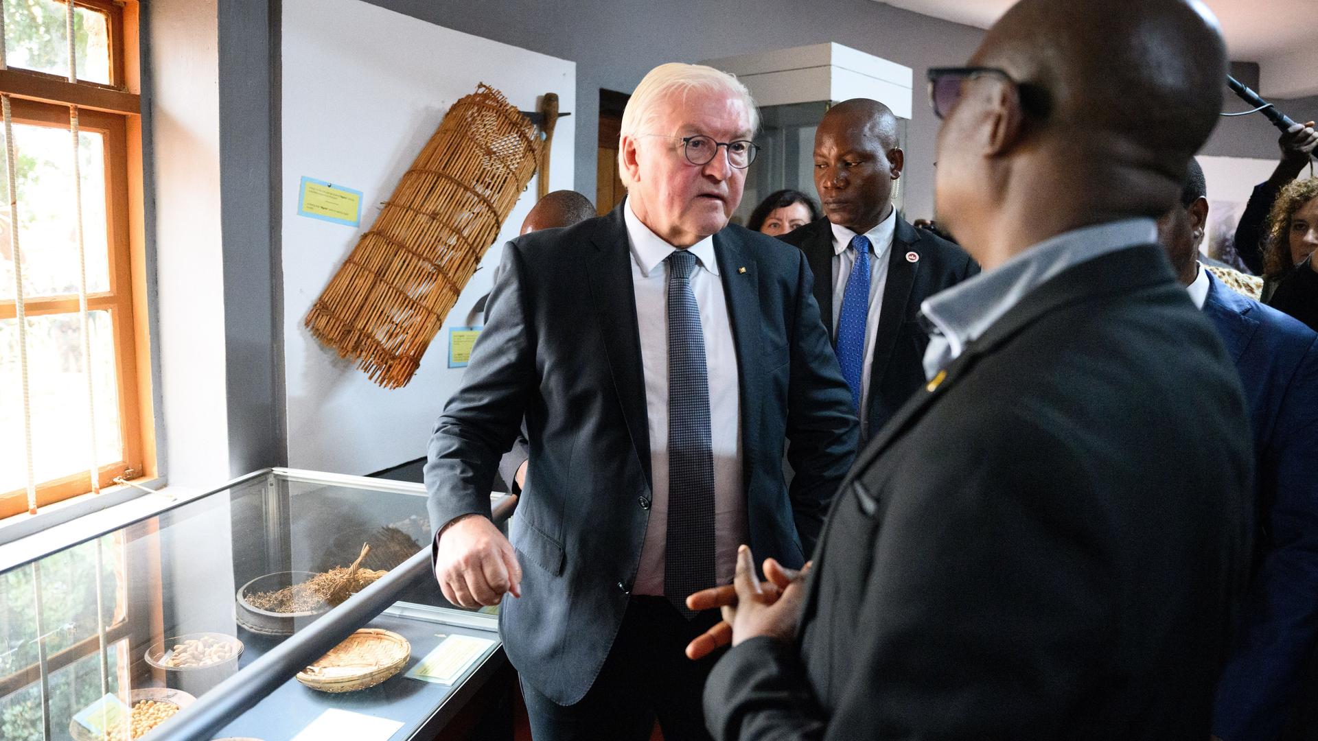 Bundes-Präsident Frank-Walter Steinmeier besucht ein Museum in Tansania.