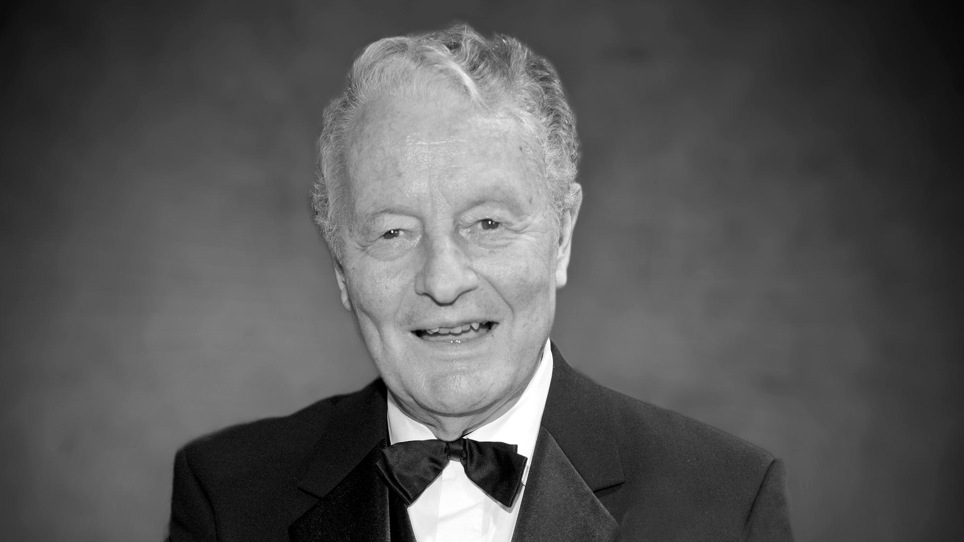 Adelsexperte Rolf Seelmann-Eggebert trägt Anzug und Fliege. Er lächelt in die Kamera. Adelsexperte Rolf Seelmann-Eggebert trägt Anzug und Fliege. Er lächelt in die Kamera.