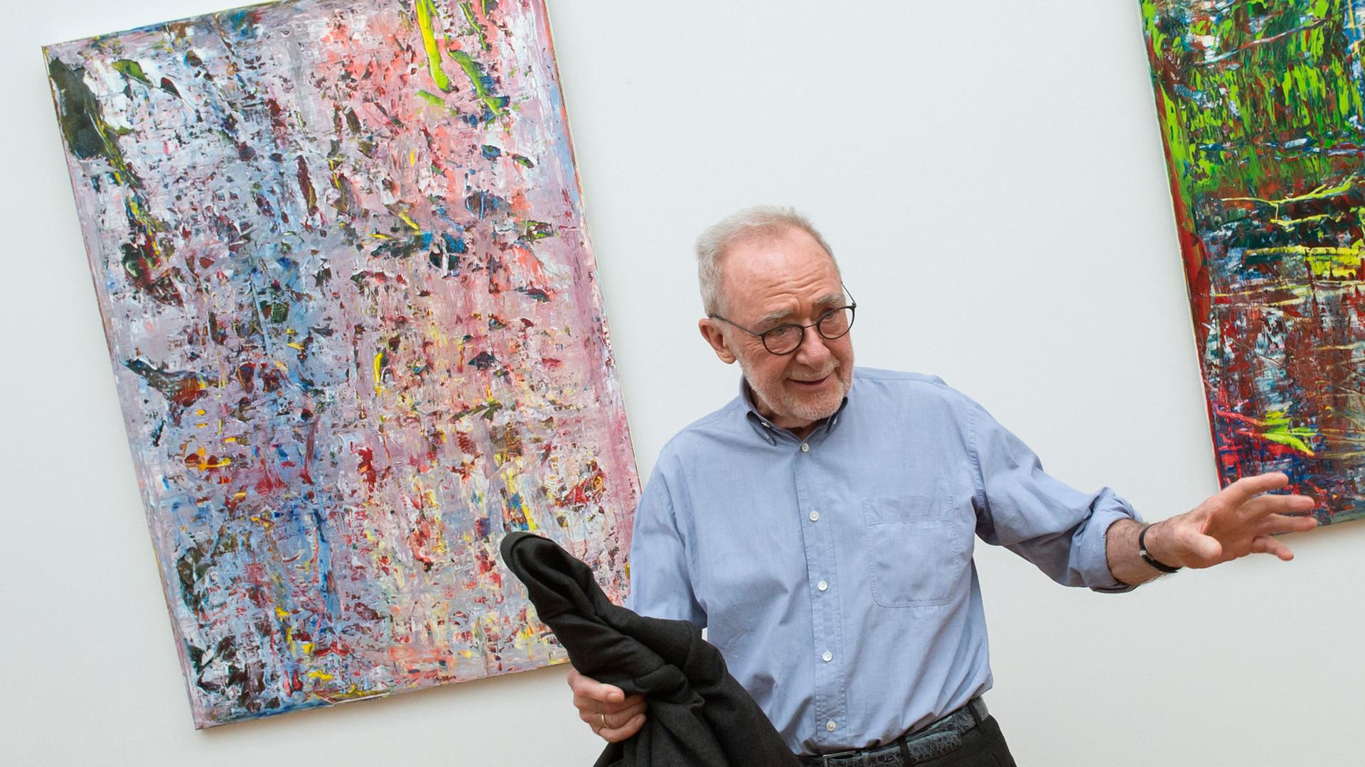 Der Maler Gerhard Richter steht vor abstrakten Gemälden im Albertinum Dresden.