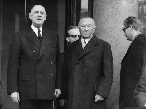 Der französische Staatspräsident Charles de Gaulle (l) empfängt den deutschen Bundeskanzler Konrad Adenauer in Paris vor dem Elysee-Palast. 
