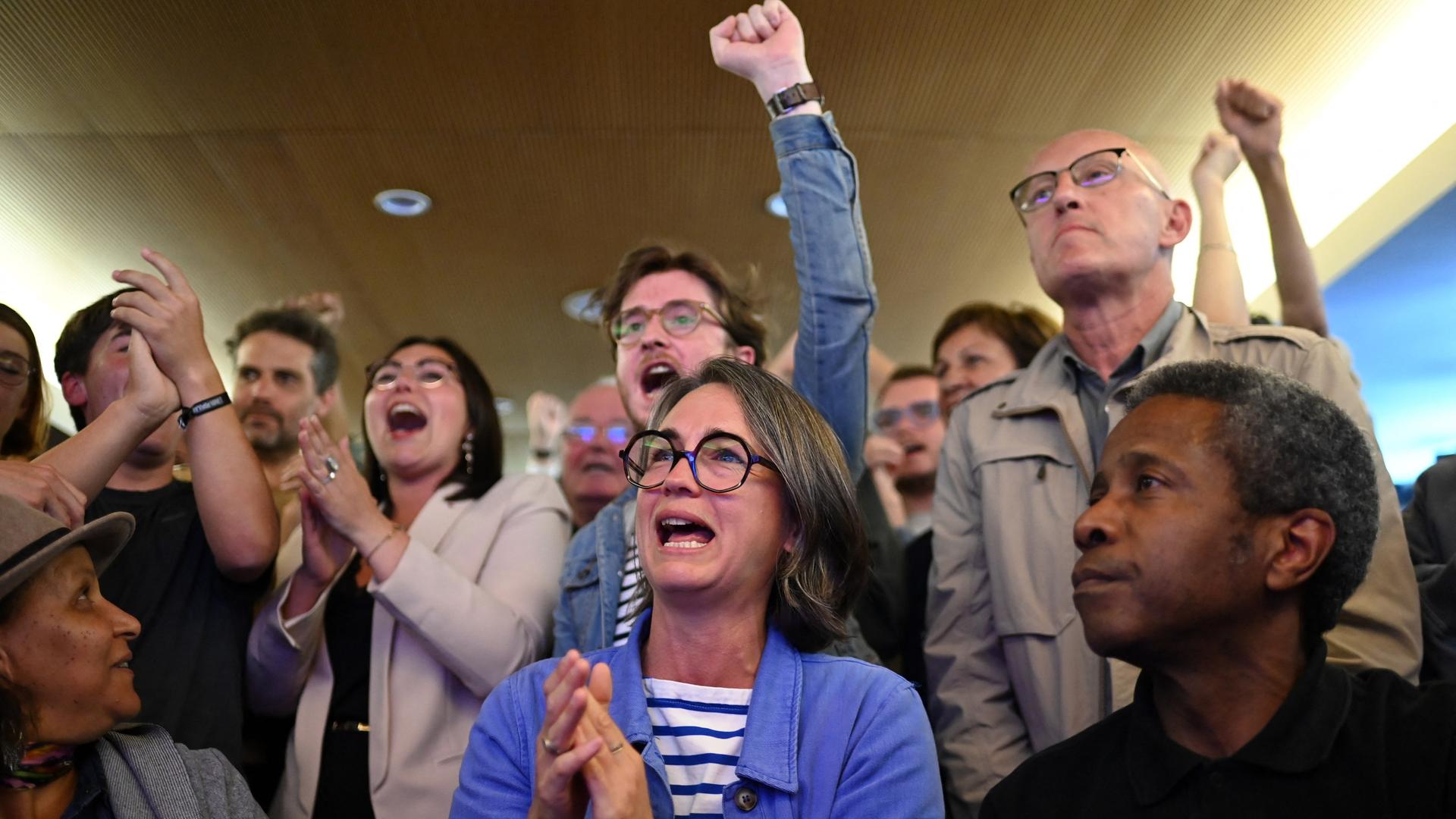 Das Foto zeigt Vertreter des Linksbündnisses, die sich über ihren Sieg bei der Präsidentenwahl freuen.