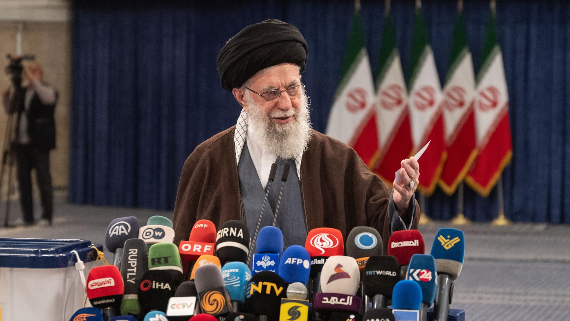 Irans Religionsführer Ajatollah Chamenei spricht vor Journalisten.