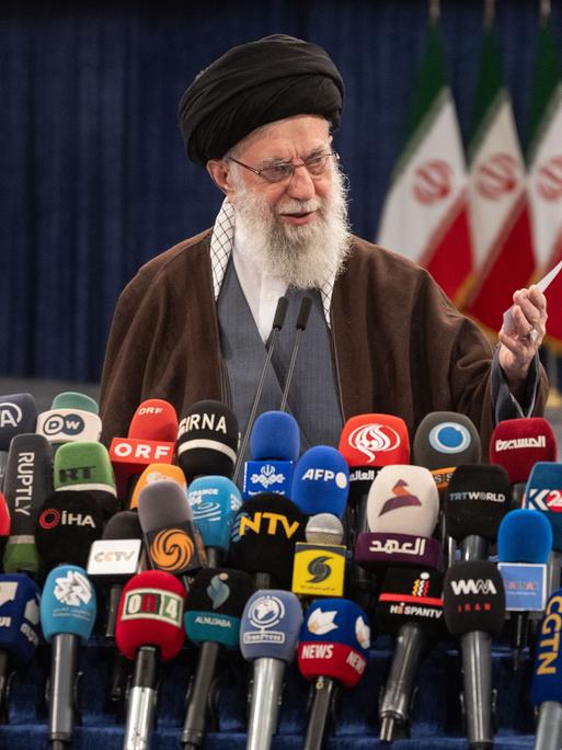 Irans Religionsführer Ajatollah Chamenei spricht vor Journalisten.