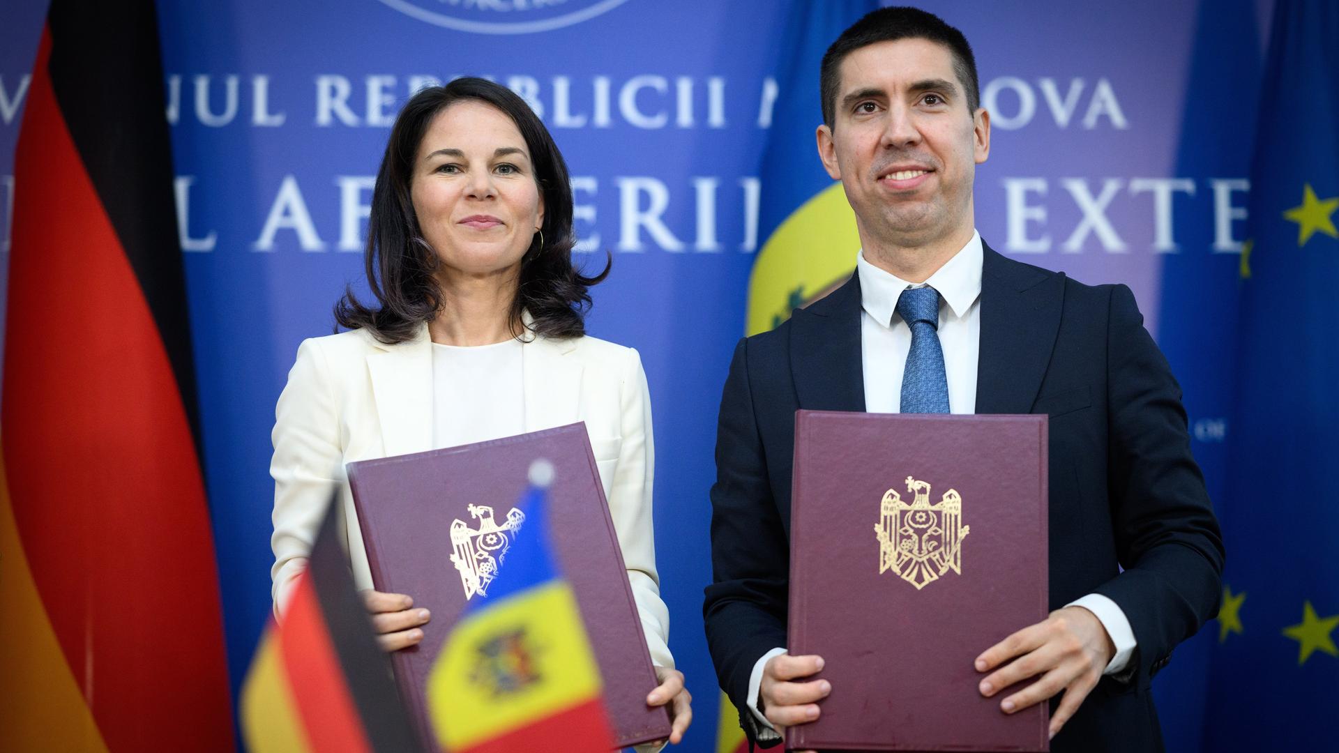 Chisinau: Annalena Baerbock (Bündnis 90/Die Grünen), Außenministerin, und Mihai Popsoi, Außenminister der Republik Moldau, stehen nebeneinander und halten jeweils ein Dokument in den Händen.