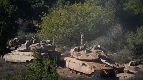 Israelische Soldaten in und auf ihren Panzern.
