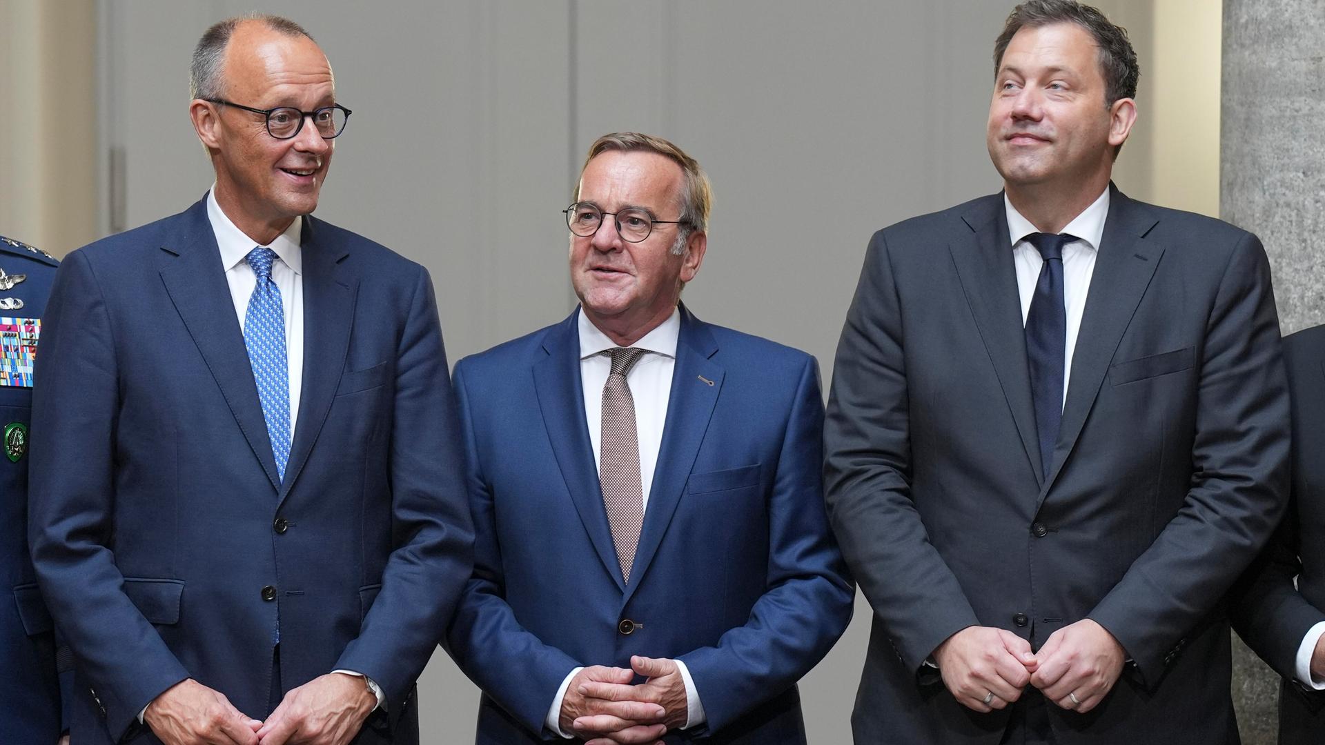 Bundeskanzler Friedrich Merz steht an einem Geländer mit Verteidigungsminister Boris Pistorius und Finanzminister Lars Klingbeil vor der Sitzung des Bundeskabinett im Bundesministerium der Verteidigung am 27.08.2025 Bundeskanzler Friedrich Merz steht an einem Geländer mit Verteidigungsminister Boris Pistorius und Finanzminister Lars Klingbeil vor der Sitzung des Bundeskabinett im Bundesministerium der Verteidigung am 27.08.2025