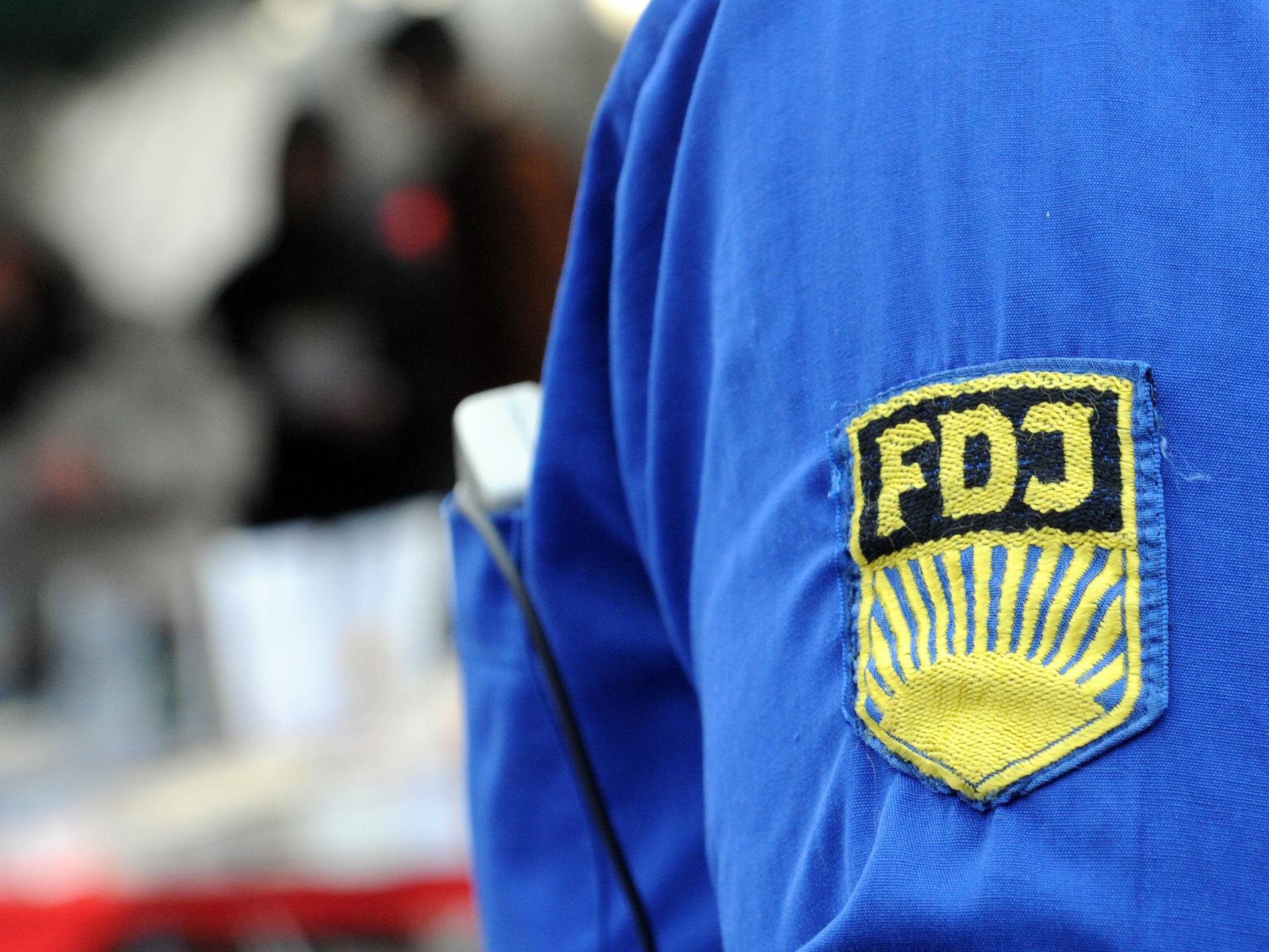 Ein FDJ-Aufnäher am Ärmel eines blauen FDJ-Hemds