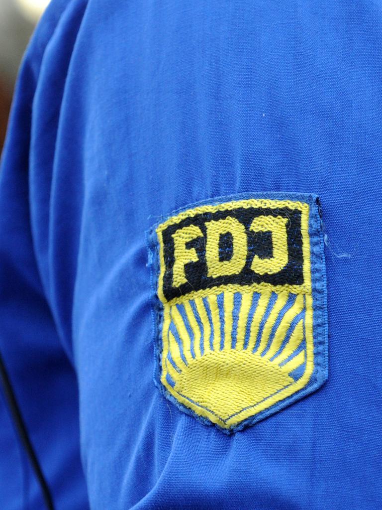 Ein FDJ-Aufnäher am Ärmel eines blauen FDJ-Hemds