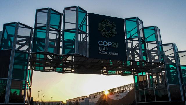 Die Sonne geht unter vor der Kongresshalle der COP29, die jetzt zuuende ging. 